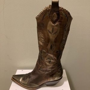 BCBG western boot